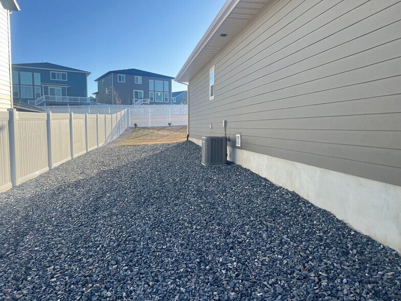 Building Photo - 393 Watercress Dr