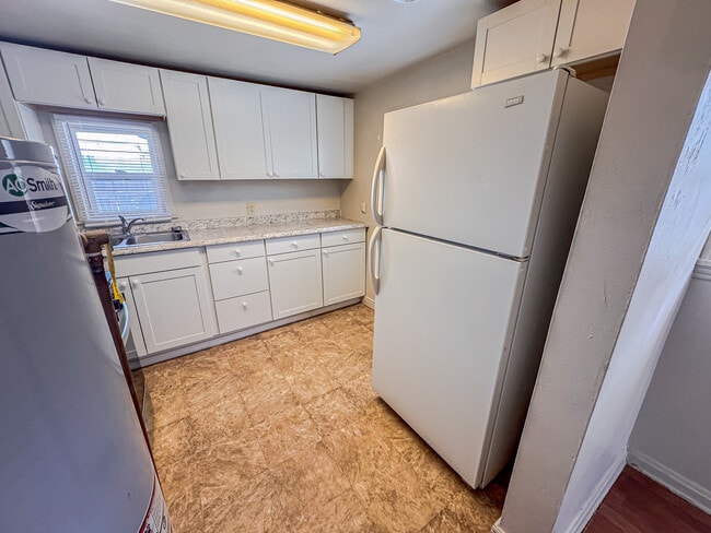 Building Photo - 614 Seymour Ave