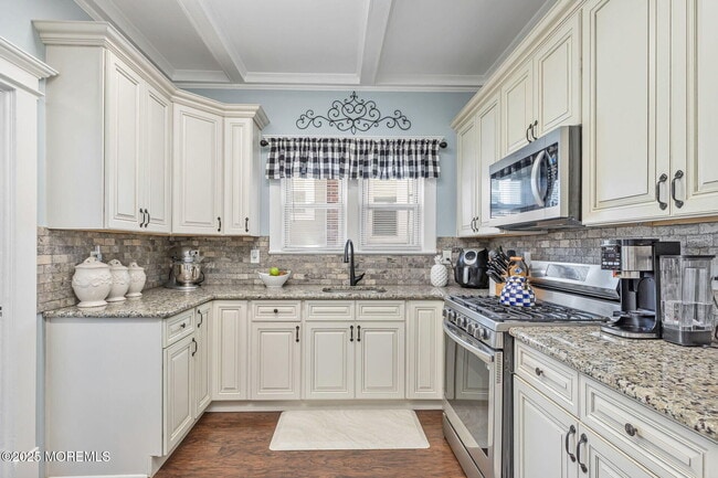 Building Photo - 353 Main St