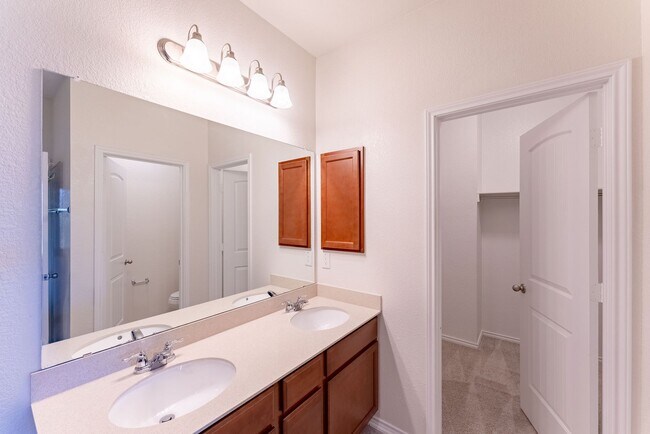 Building Photo - Elegantly Spacious 3-Bed, 2-Bath Home in Round Rock