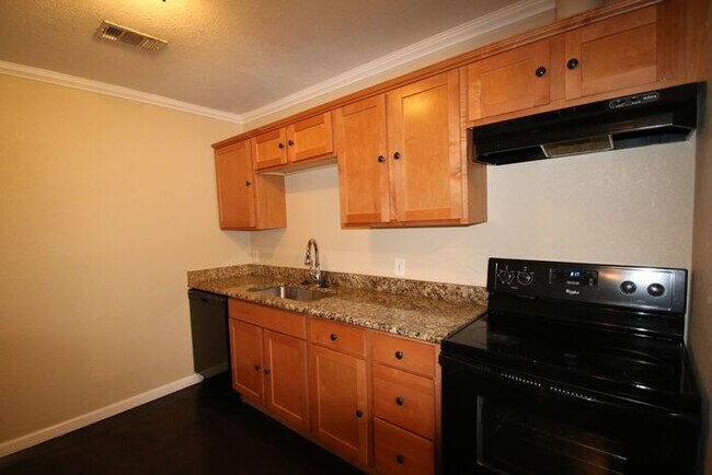 Building Photo - ~ Gorgeous 3 Bedroom 2 Bathroom Home ** La...
