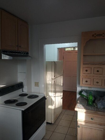 Kitchen looking to front door - 3520 Ingleside Rd