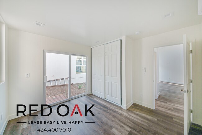 Building Photo - 2132 Cove Ave