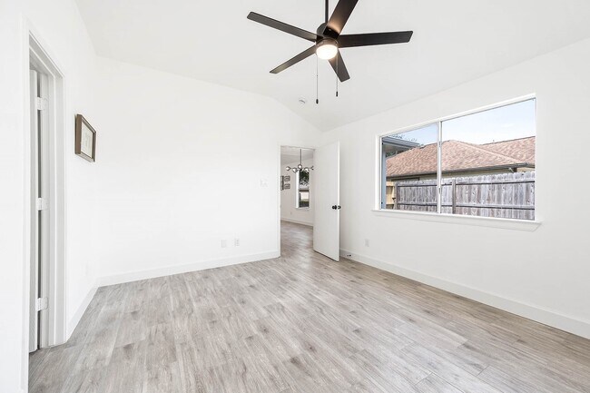 Building Photo - 5130 Riverwood Dr