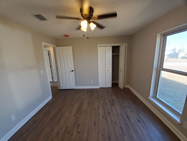 Building Photo - Updated 3 BR|2 BA Home Near TAFB!