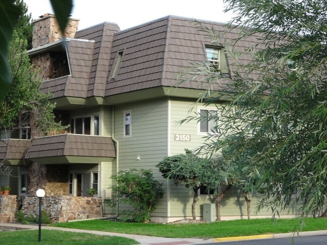 Building Photo - Top Floor South Facing One Bedroom Condo In North Boulder!  Perfect Location!