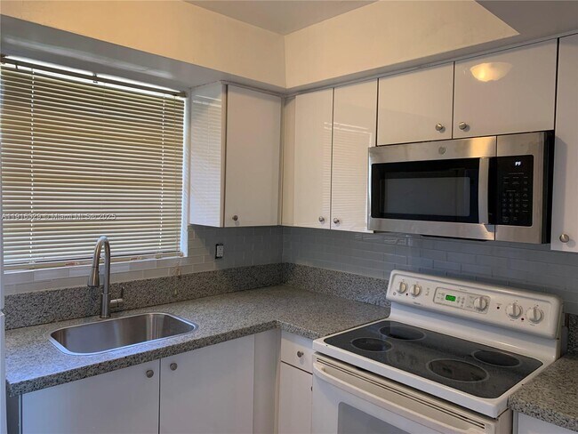 Primary Photo - 1370 NE 119th St