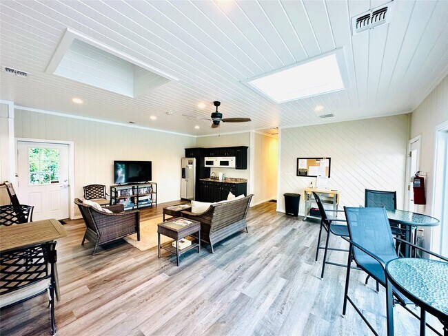 Building Photo - 806 Bluffs Dr N