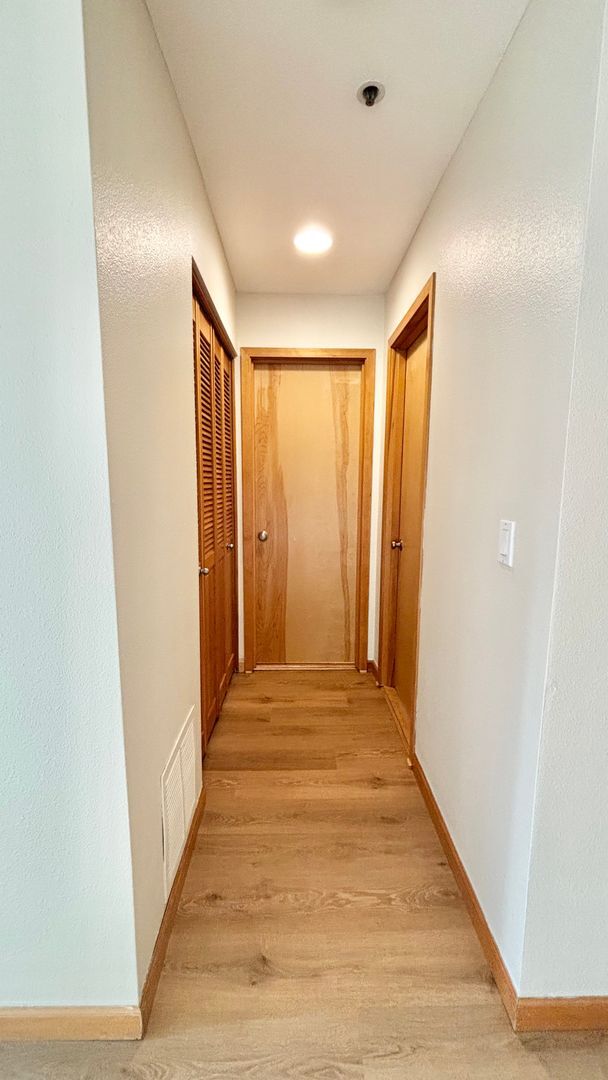 Building Photo - Spacious 2BR/2BA Condo – 1,086 SF + Parking + River Views | NW Portland