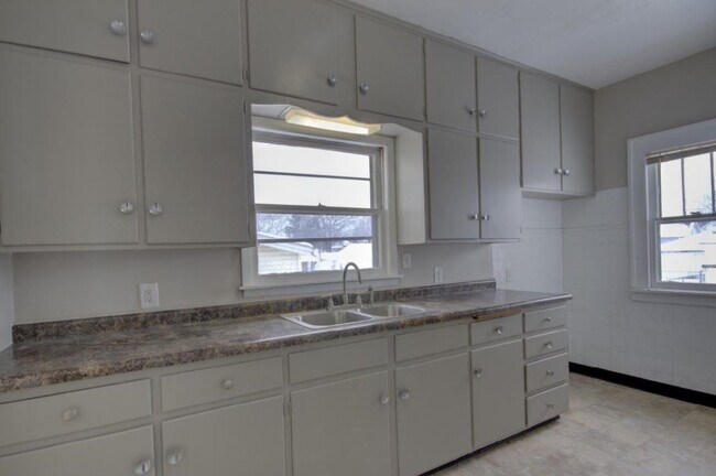 Building Photo - 1837 W 8th St