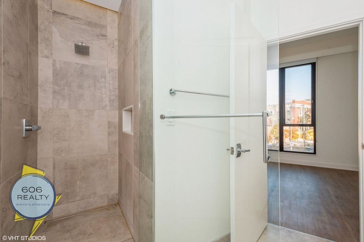 Building Photo - 3462 N Lincoln Ave