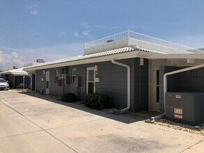 Building Photo - 1205 Tarpon Center Dr