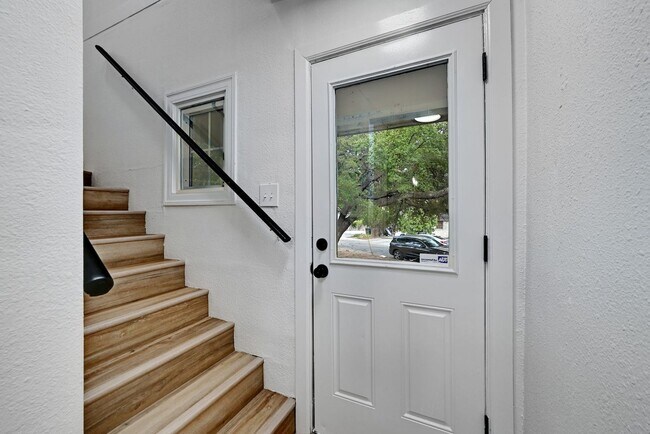 Building Photo - 8 bed 5 Bath house in center of West campus Pre Lease Aug 2026