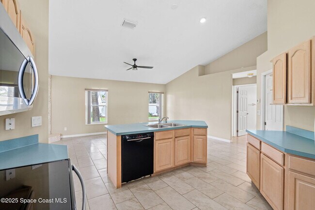 Building Photo - 475 Buttonwood Dr