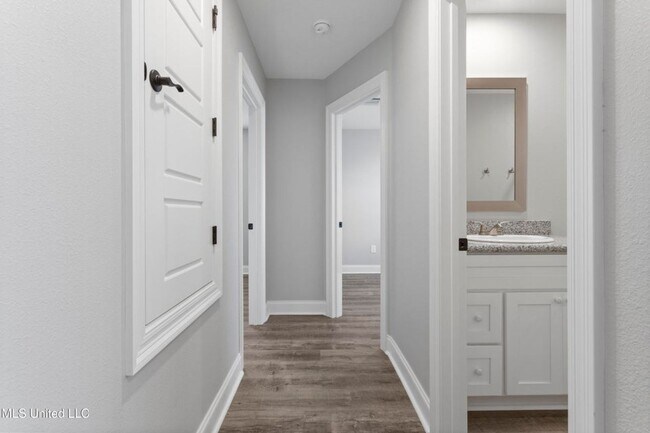 Building Photo - 3 Bed / 2 Bath Home – Modern Finishes & Convenient Location