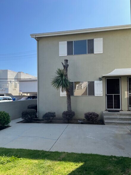 Two story duplex - 1436 Harvard St