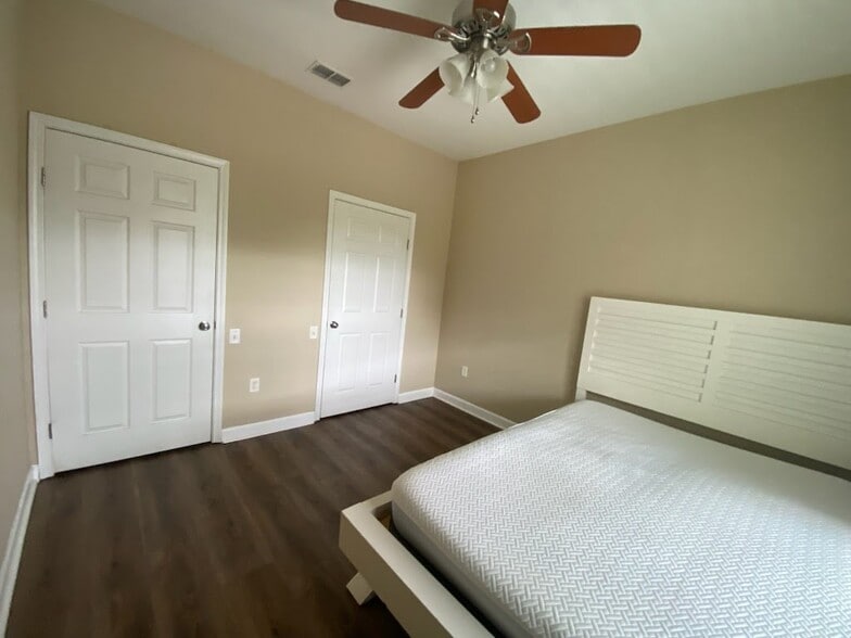 Building Photo - 10550 Baymeadows Rd