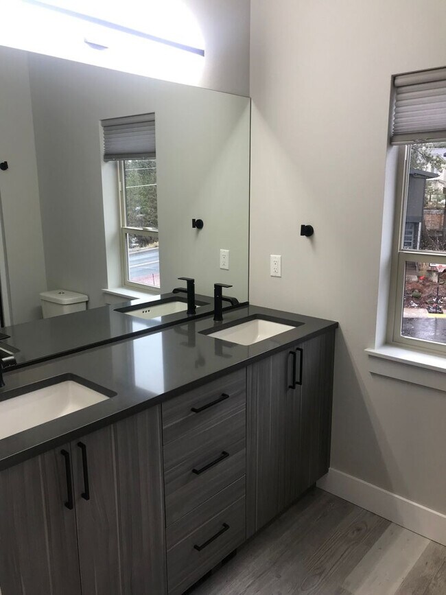 Building Photo - Pet Friendly Three Bedroom in Central Loca...