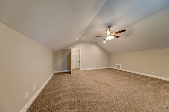 Building Photo - Sharp 3 bed 2 bath with Bonus room and nice fenced yard.
