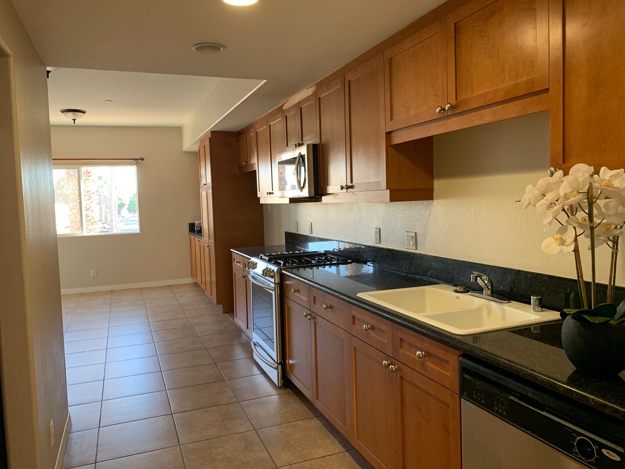 Kitchen with granite countertops - 17168 Newhope St