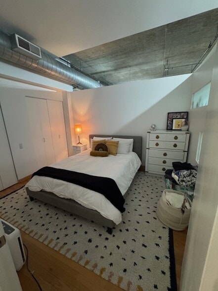 Building Photo - 900 N Kingsbury St