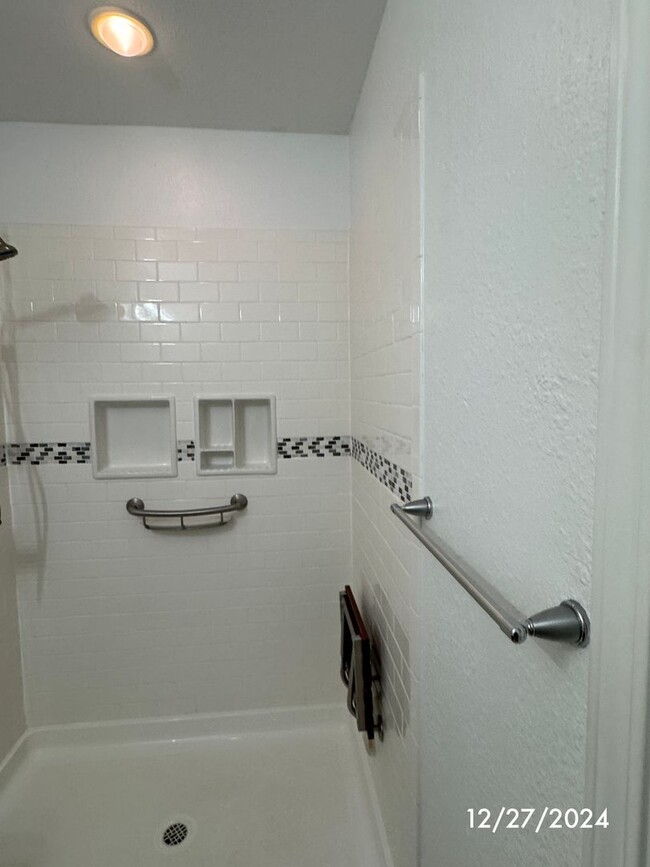 Building Photo - Studio apartment utilities included