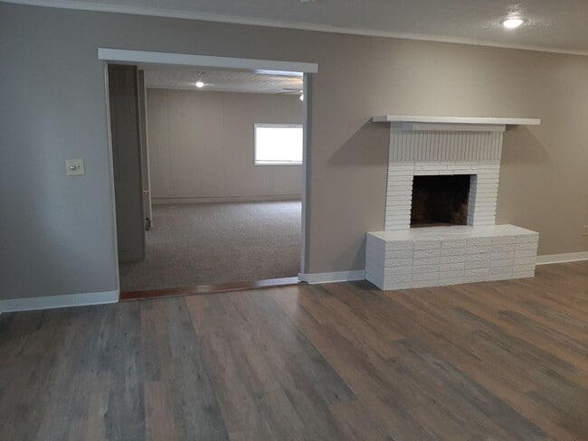 Building Photo - Totally Updated! New kitchen! 2 Living Areas! Kickapoo School District! $1,295