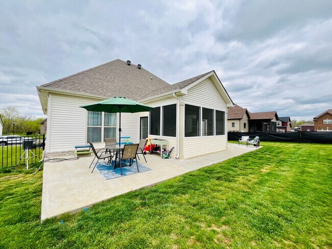 Building Photo - Georgous Large Open Floor Plan Home with Easy Commute to Nashville