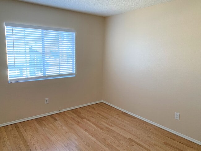 Building Photo - 1228 Scenic View St