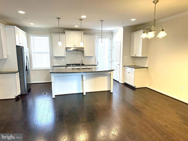 Building Photo - 13817 Byrne Park Dr