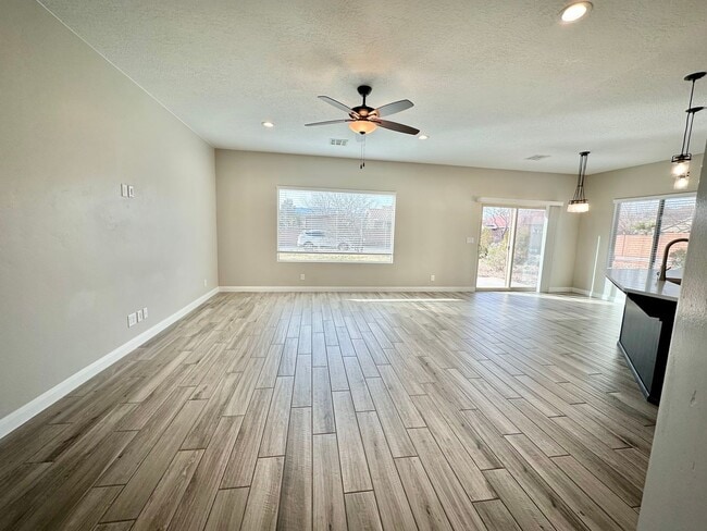 Building Photo - Red Mountain Jewel!  WITH SOLAR PANELS!!