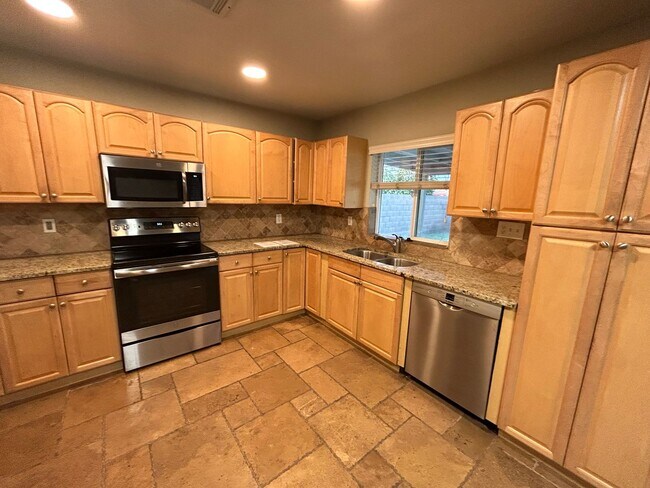 Building Photo - 3 Bed with a private pool