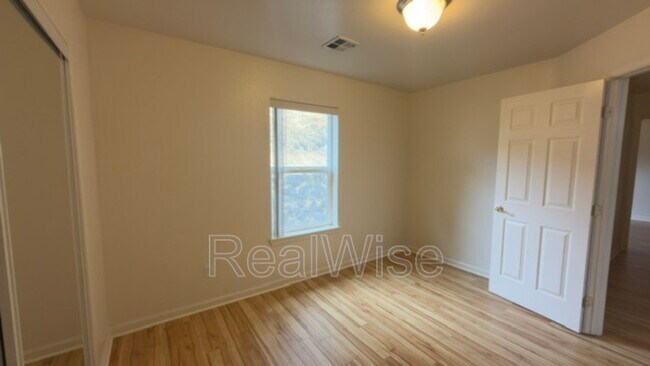 Building Photo - 1384 NE Ridge Ave