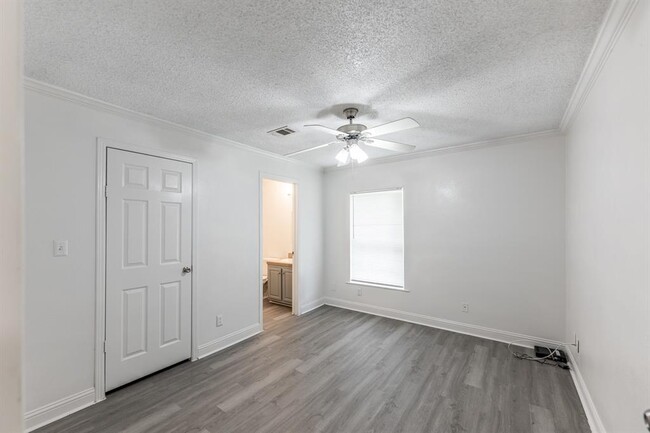 Building Photo - 145 Varsity Cir