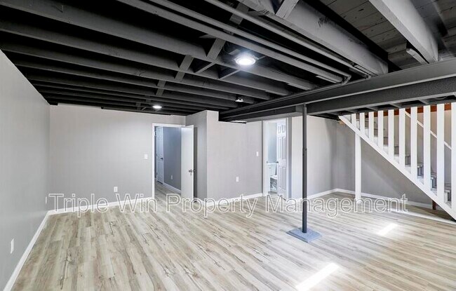 Building Photo - 9823 Meadowview Dr
