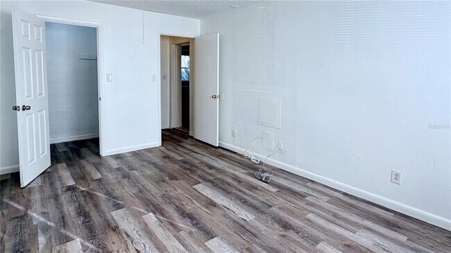 Building Photo - 1905 Park Manor Dr