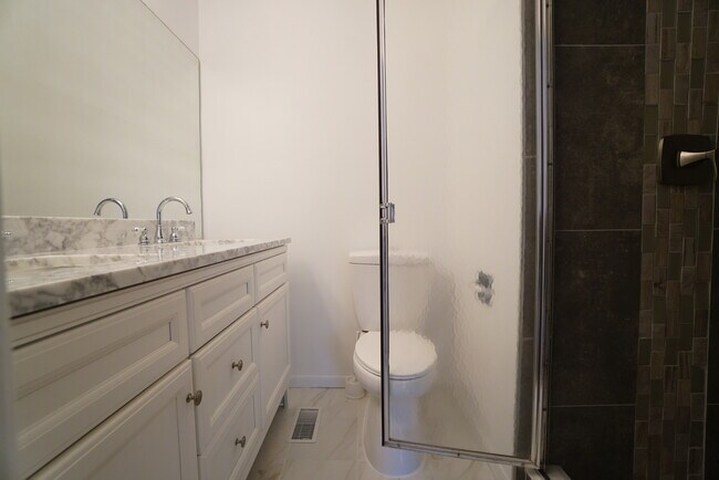 Building Photo - 522 Lasalle Ct
