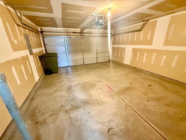Building Photo - 1700 Polaris Dr