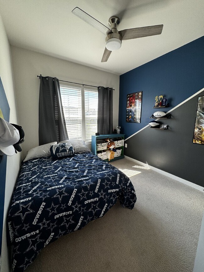 Building Photo - Luxurious 4-Bedroom Townhouse with 3.5 Bat...