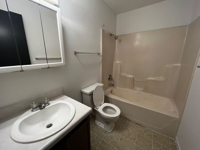 Building Photo - 3 Bedroom/1.5 bathroom Duplex