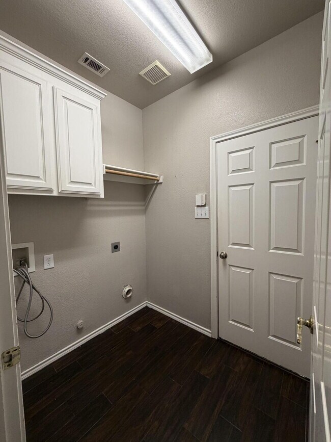 Building Photo - Lovely home nestled in south Arlington