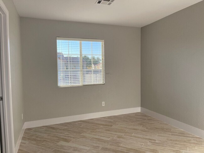 Building Photo - **GORGEOUSLY REMODELED & CLEAN!!  3BD-2 1/2BA HOME IN SILVERADO RANCH !!  *** ONLY $2,190 ***