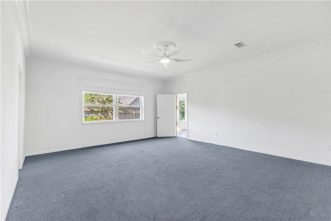 Building Photo - Spacious 4 bedroom 2 bath home with pool in Emerald Forest