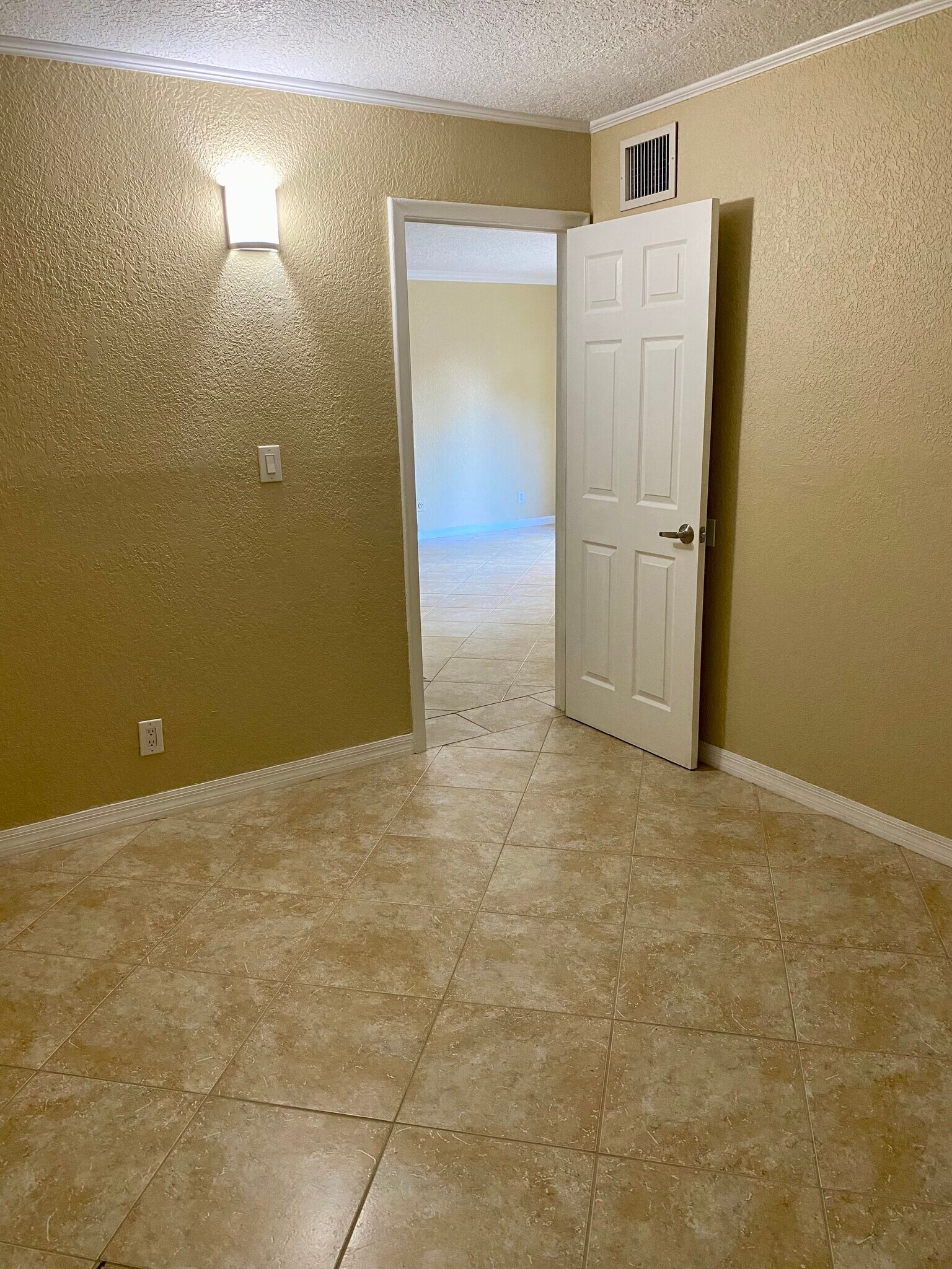 Building Photo - 309 NE 16th St