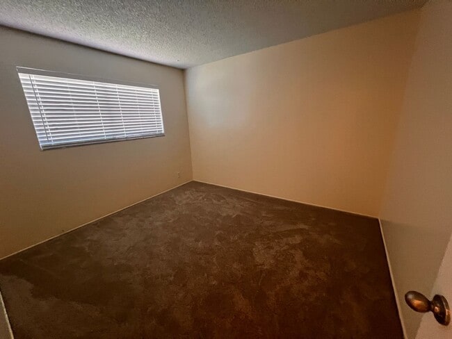Building Photo - Great condo in a well managed complex with...
