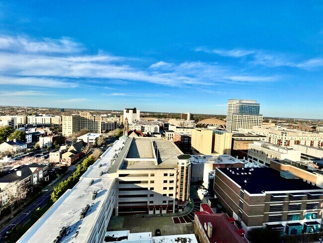 Building Photo - Super-Cool Lower Penthouse Condo Available 05-07-26!! Secured Entry, Garage Parking, Pet-Friendly!