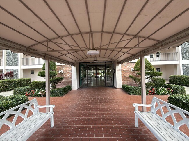 Building Photo - 3100 N Palm Aire Dr