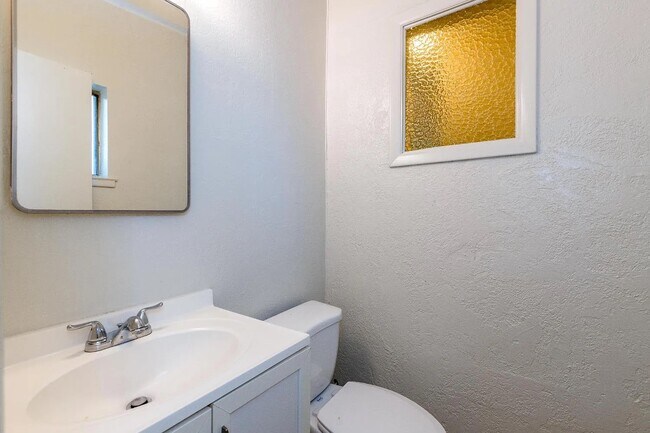 Building Photo - 1724 N West Ave