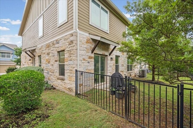 Building Photo - 516 E Slaughter Ln