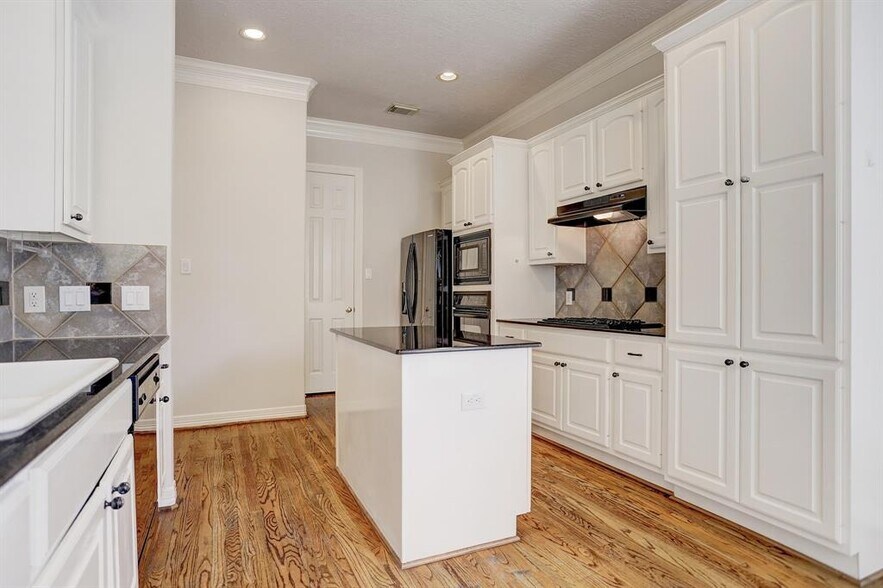 Kitchen with spacious pantry - 2822 Briarhurst Park